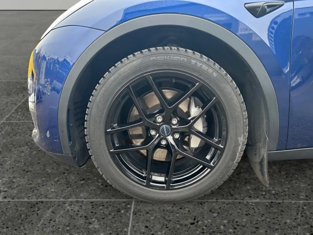 Tesla Model Y 62kWh Base        8-fach bereift!