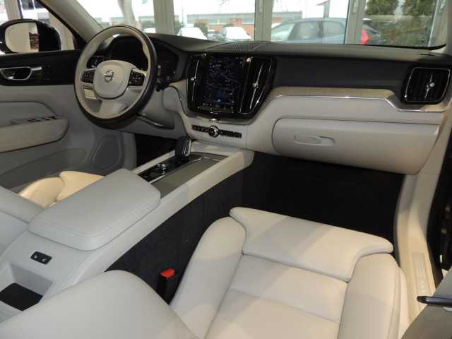 Volvo XC60 AWD Dark Plus