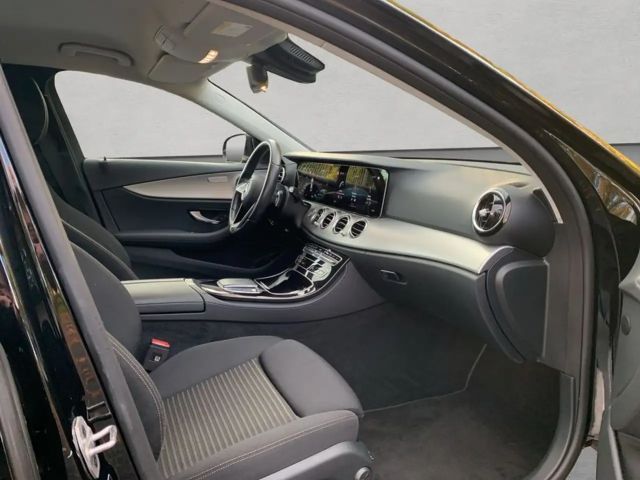 Mercedes-Benz E 220 Sedan