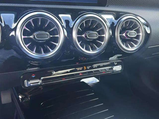 Mercedes-Benz CLA 180 CLA 180 d Sedan