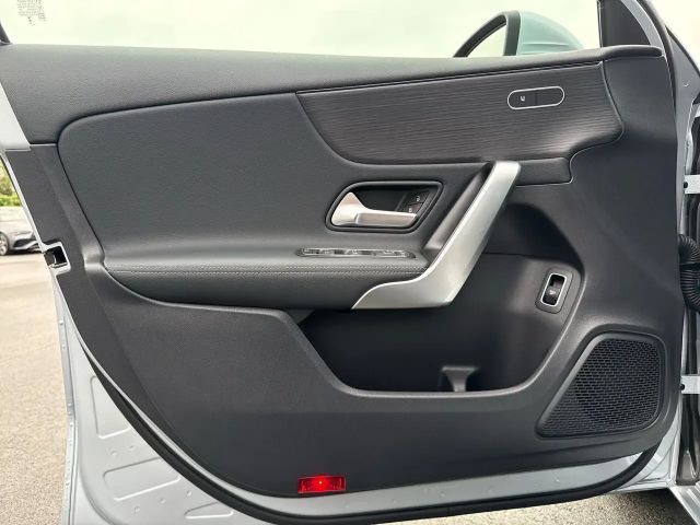 Mercedes-Benz A 200 Limousine PTS Cam Navi Wide LED SHZ