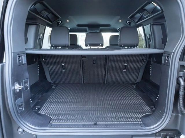 Land Rover Defender 110 D250 Dynamic SE