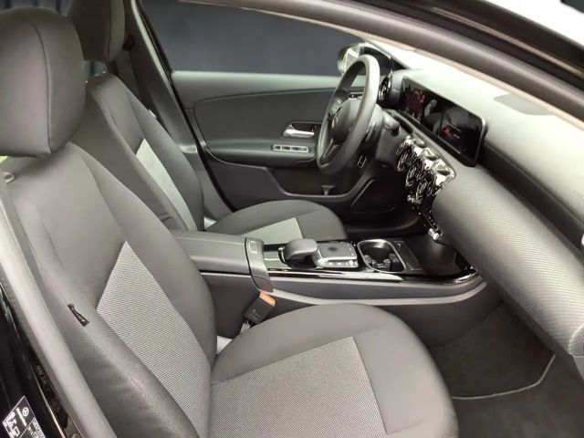 Mercedes-Benz A 250 A 250 e