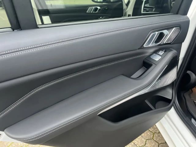BMW X7 i/HUD/StandHZ/AHK/Panorama/Bowers&Wilkins