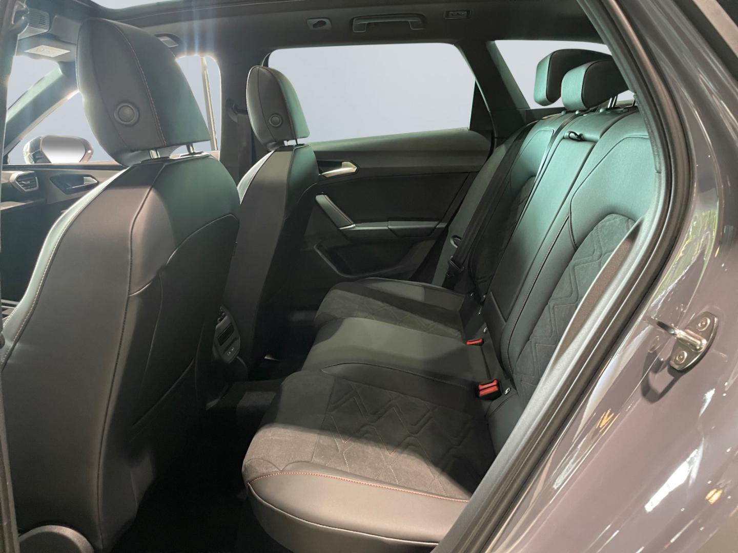 Seat Leon 1.5 eTSI Black DSG FR-lijn Sportstourer