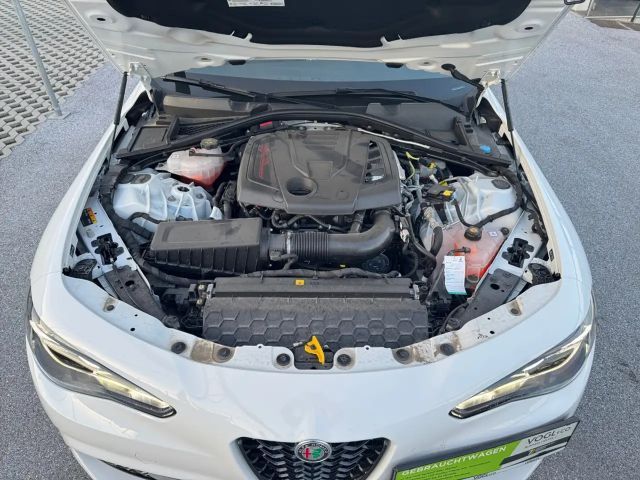 Alfa Romeo Giulia AT8 Q4