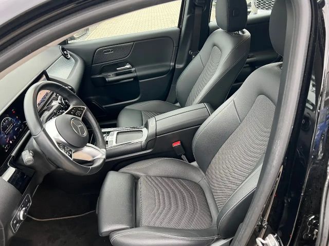 Mercedes-Benz GLA 180 *LED Navi Kamera Sitzh. DAB Leder*