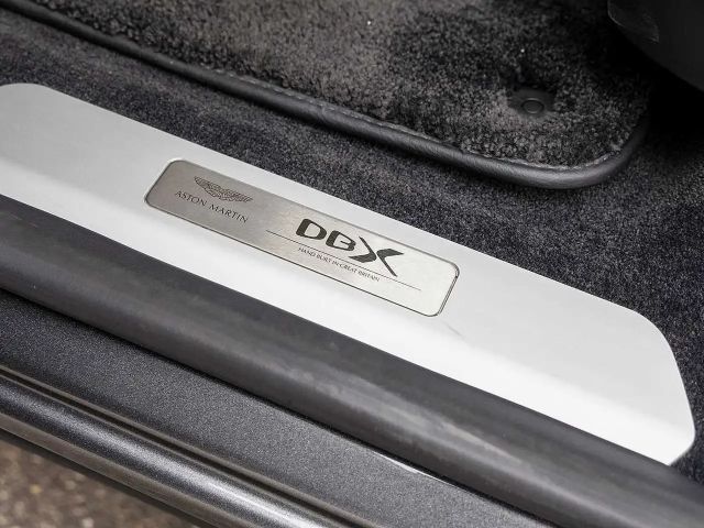 Aston Martin DBX - Magnetic Silver -