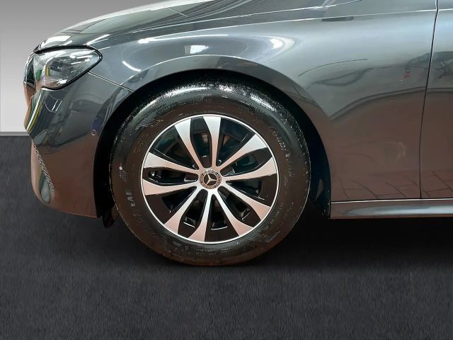 Mercedes-Benz E 200 AVANTGARDE Sedan