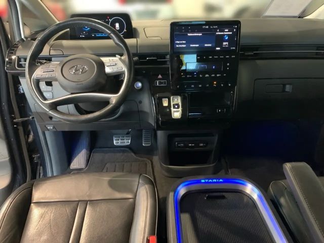 Hyundai Staria Signature