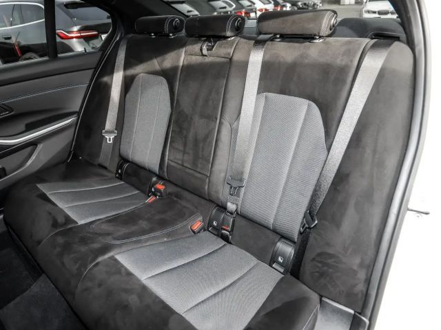 BMW 320 320i M-Sport Sedan