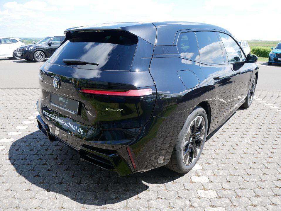 BMW iX xDrive60