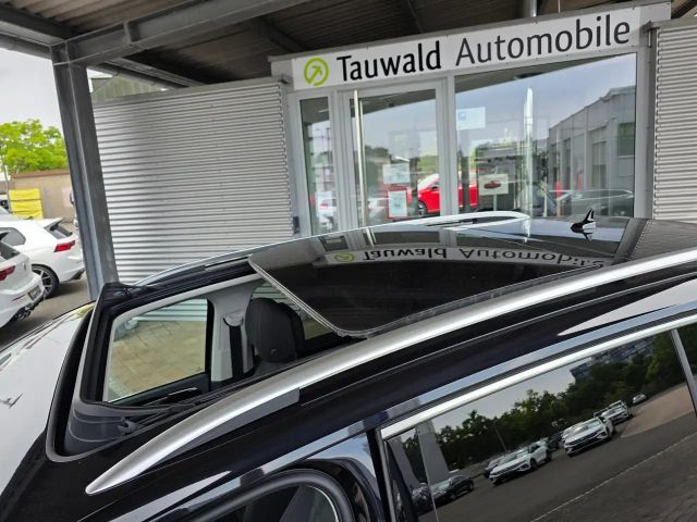 Volkswagen Touran 1.5 TSI DSG IQ.Drive R-Line