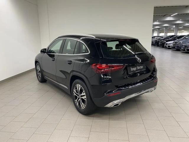 Mercedes-Benz GLA 180 LED+AHK+KAMERA+EASY-PACK+SITZHZG+NAVI