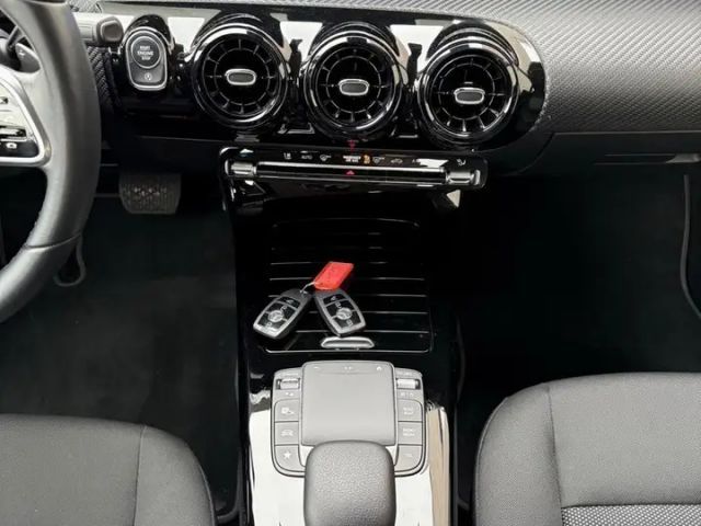 Mercedes-Benz A 180 A 180 d