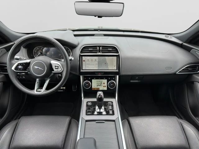 Jaguar XE P250 R-Dynamic