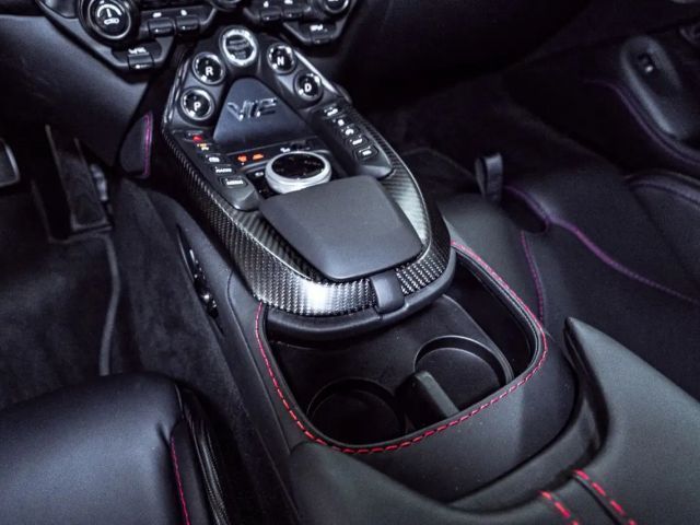 Aston Martin Vantage *Q Paint*Black Beast*Carbon*1/333*New