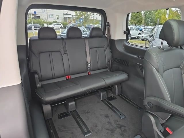 Hyundai Staria Signature