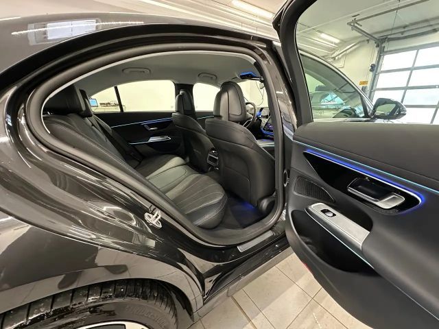 Mercedes-Benz E 300 E 300 e Sedan