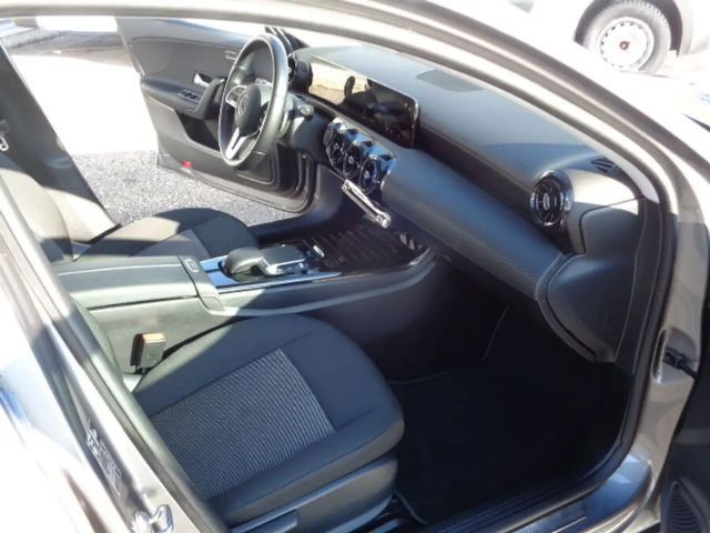 Mercedes-Benz A 180 A 180 d