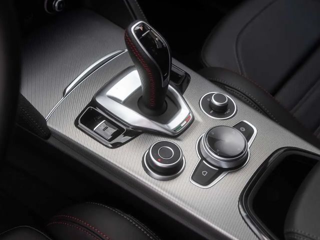 Alfa Romeo Stelvio AT8 Q4 Turbo