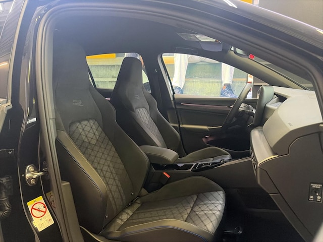 Volkswagen Golf 1.5 eTSI DSG R-Line