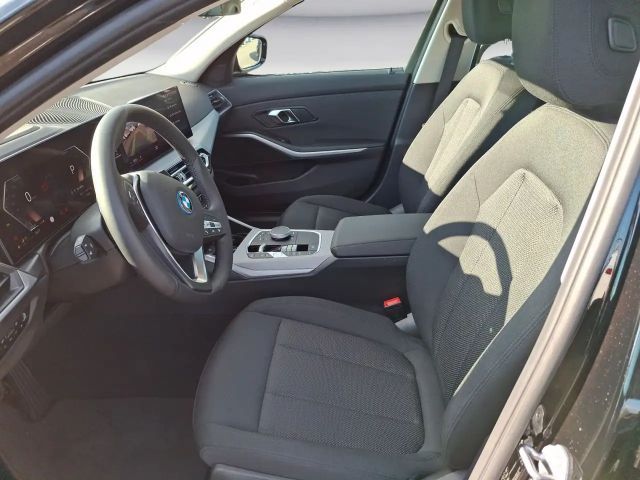 BMW 330 330e Sedan
