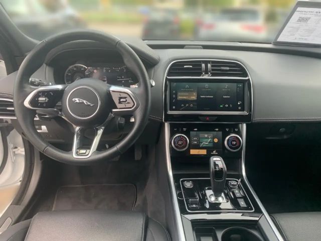 Jaguar XE R-Dynamic S