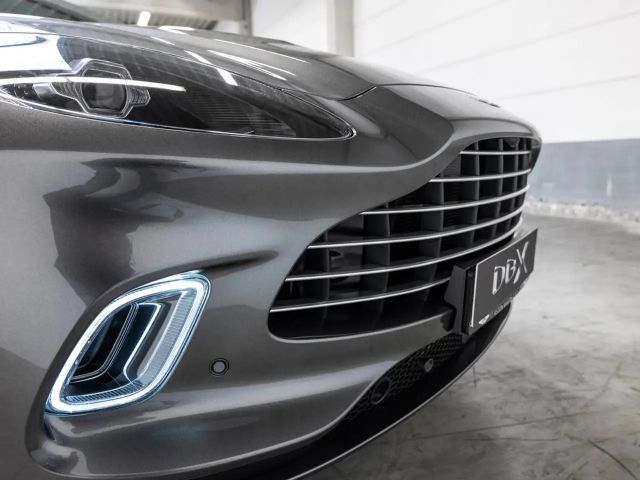Aston Martin DBX Magnetic Silver Onyx Black