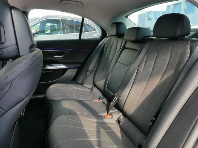 Mercedes-Benz E 200 AVANTGARDE Sedan