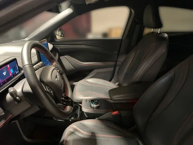 Ford Mustang Mach-E AWD Standard range