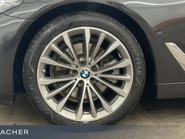 BMW 520 520i Luxury Line Sedan