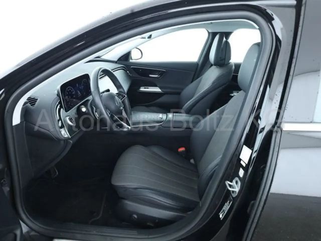 Mercedes-Benz E 200 Sedan