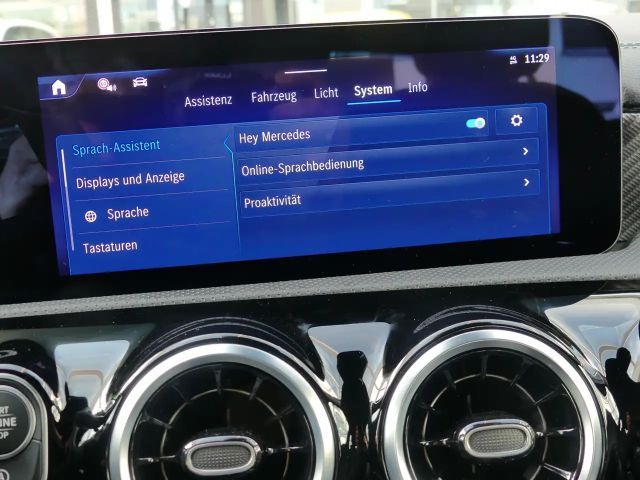 Mercedes-Benz CLA 180 Progressive Sedan