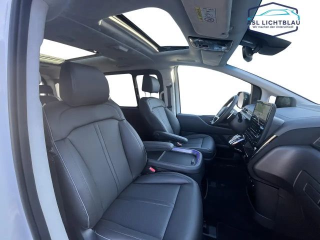 Hyundai Staria Signature