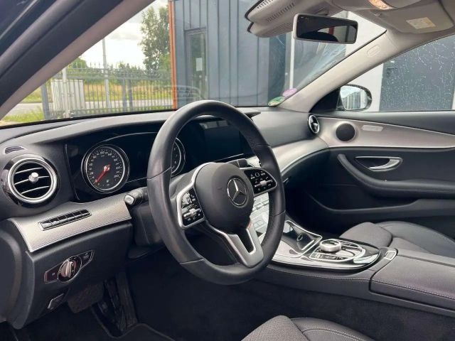 Mercedes-Benz E 300 E 300 e Sedan