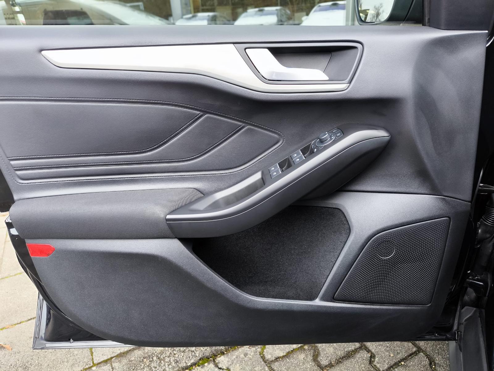 Ford Focus Tur 1.0 Titan >NAVI+LED+SHZ+TEMP+DAB+PDC+