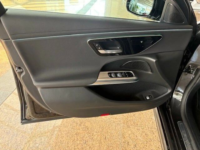 Mercedes-Benz E 200 AVANTGARDE Sedan