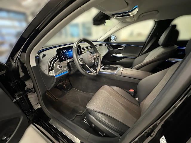 Mercedes-Benz E 300 E 300 e Sedan