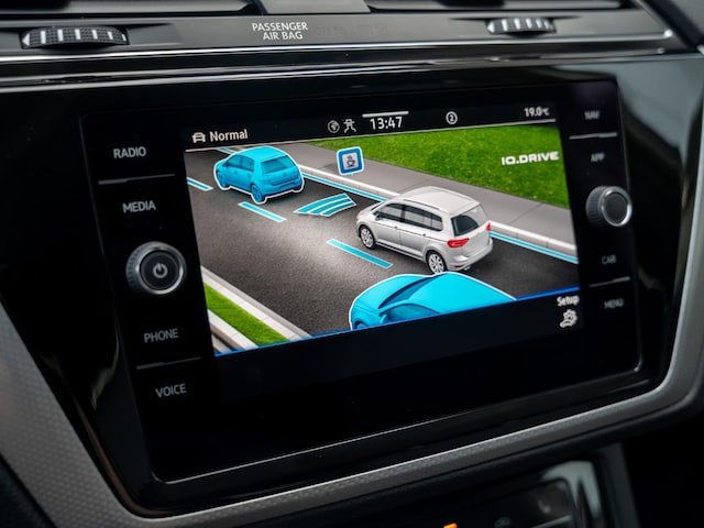 Volkswagen Touran 1.5 TSI DSG ACC FLA KeyLess AkustikGlas