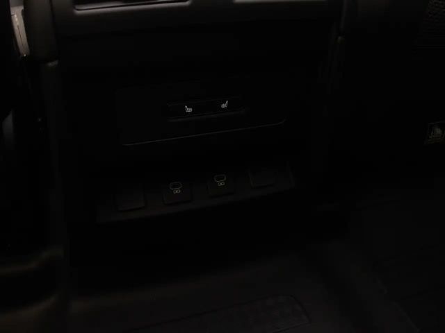 Land Rover Defender 110 Black Pack D250 SE