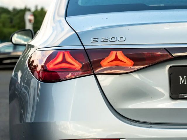 Mercedes-Benz E 200 AVANTGARDE Sedan