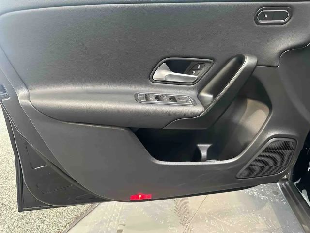 Mercedes-Benz A 180 A 180 d