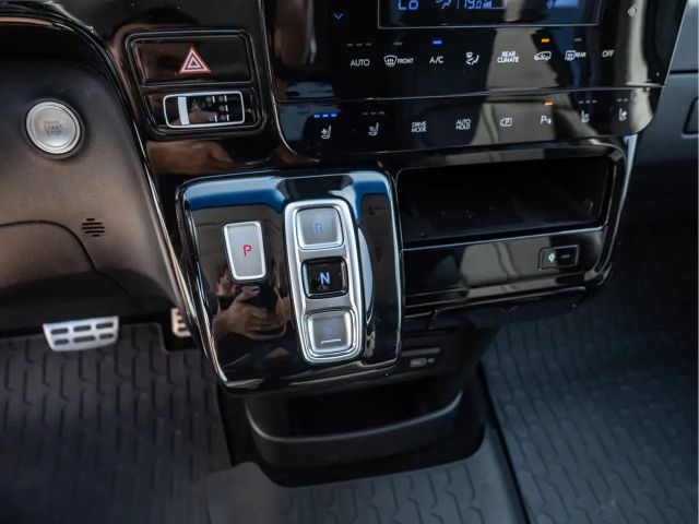 Hyundai Staria Signature