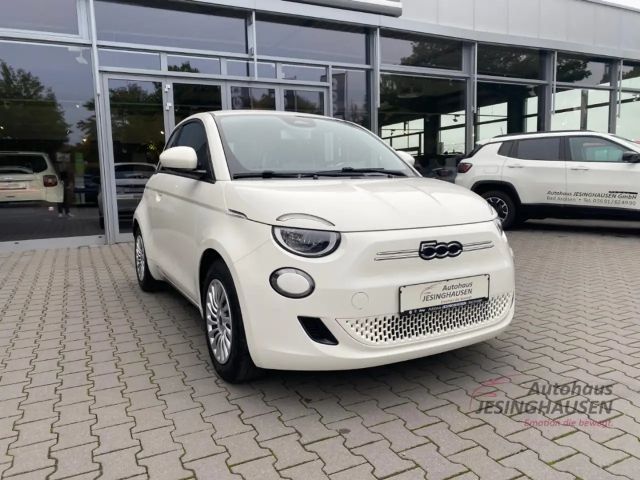 Fiat 500e Digitales Cockpit Apple CarPlay Android Auto Klima