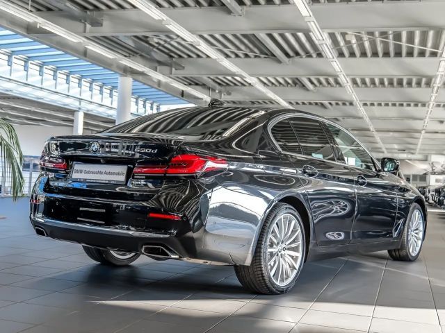 BMW 530 530d Luxury Line Sedan