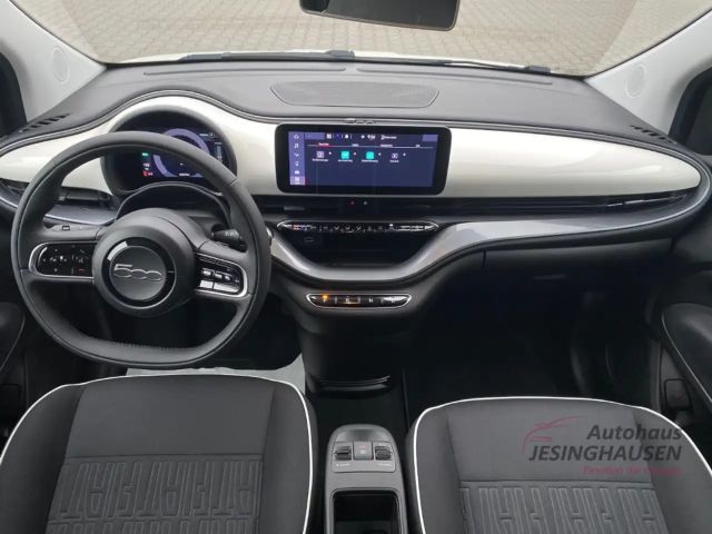 Fiat 500e Digitales Cockpit Apple CarPlay Android Auto Klima