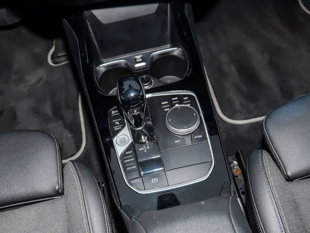 BMW 118 118i 5-deurs Sedan Sport Line