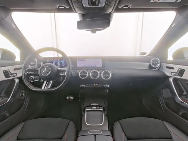 Mercedes-Benz CLA 200 AMG Line Coupé Sedan