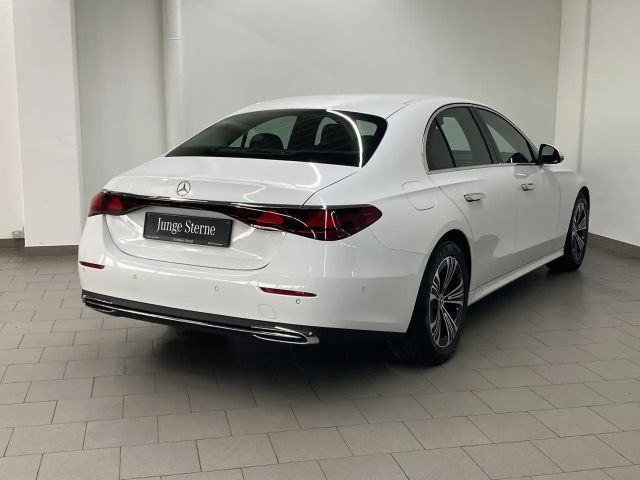 Mercedes-Benz E 200 Sedan